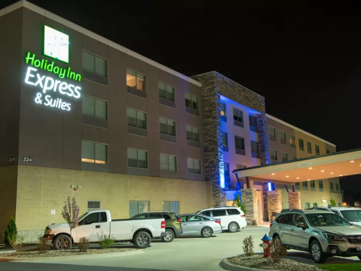 Holiday Inn Express & Suites Fort Wayne exterior